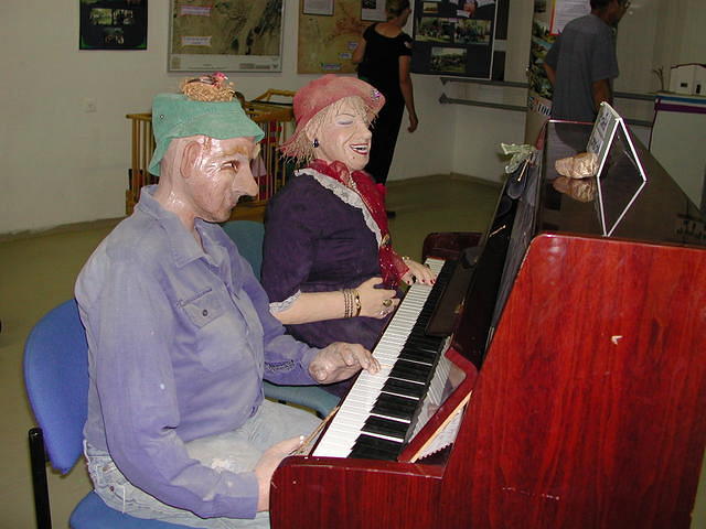 בובות: איריס סלוין, חצבה