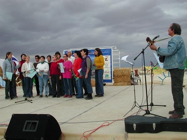 שירת המקהלה
בלווי ציון סיון - גיטרה