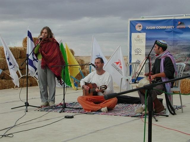 רפאל היצירה ביצירתו "שיר אהבה למדבר",  בלווי נדב יצחק ועדי לשם.