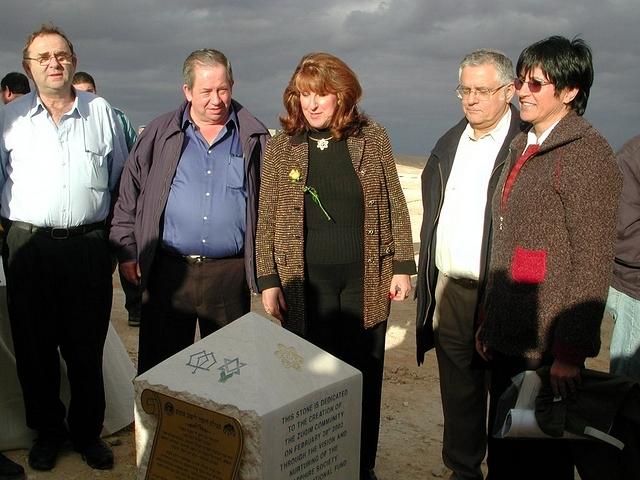 ...עומדים מאחורי כל מילה