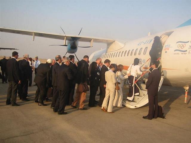 האורחים מגיעים למנחת עין יהב