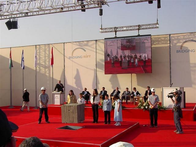 ילדים מירדן, ישראל וארה"ב מיצגים את המדינות השותפות בטקס.