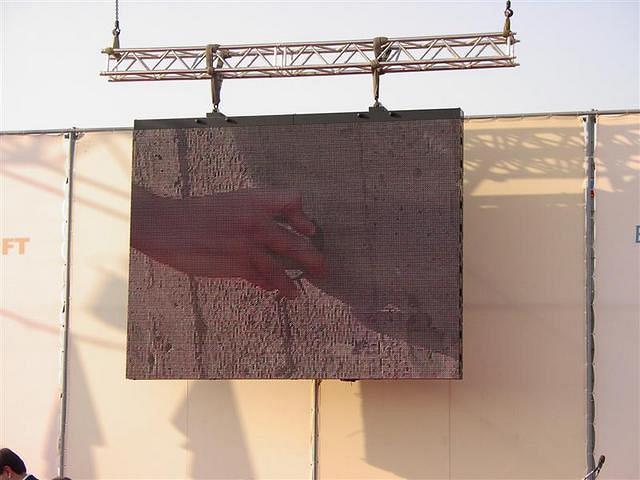 הכנסת המגילה לאבן הפינה