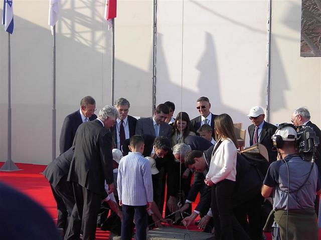 מורידים את אבן הפינה למקומה