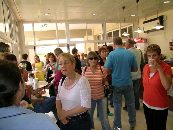 אוכלים ומשוחחים