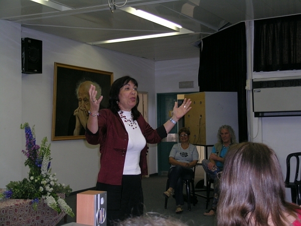 אתי יריב - המנחה