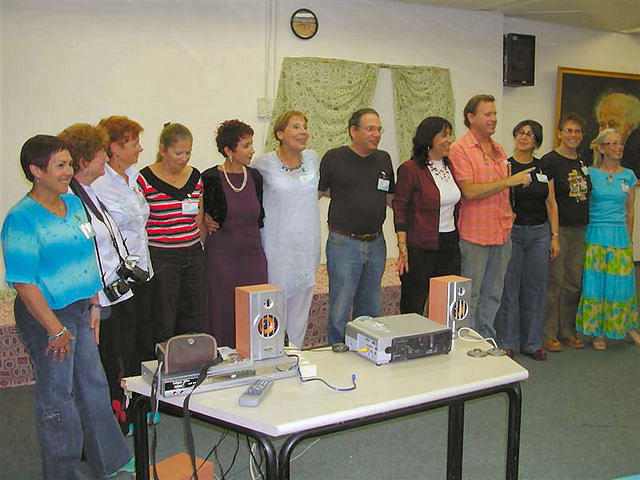 צילום קבוצתי עם אתי יריב