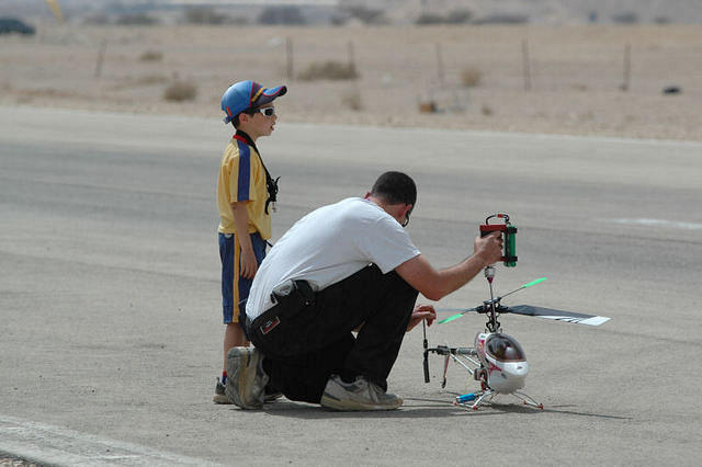 אלון ברק, צעיר המטיסים, רק בן 6.5  עם אבא והמסוק