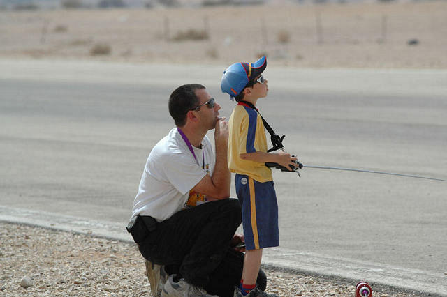 אלון בפעולה