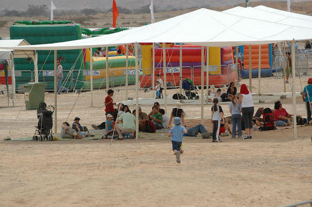 יש אוהלים לנוחות המבקרים