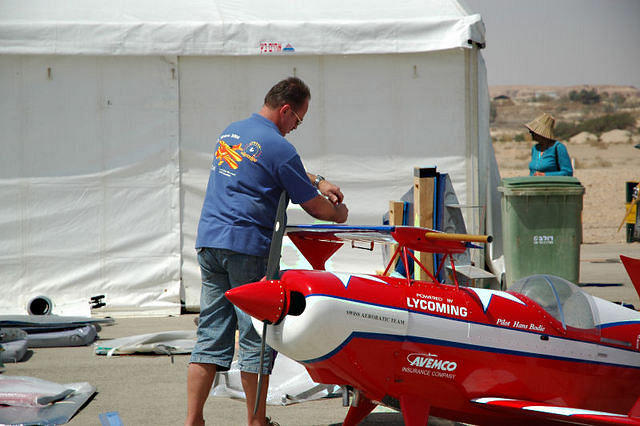 הכנות לאירוע - הכנת הטיסנים השוויצרים.  שבת, 31.3.07