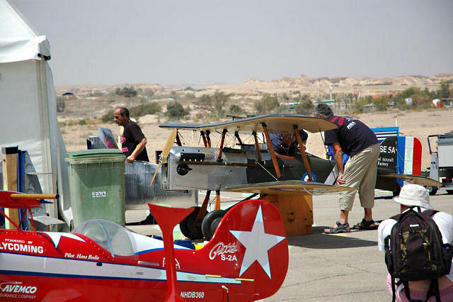 הכנות לאירוע - הכנת הטיסנים השוויצרים.  שבת, 31.3.07