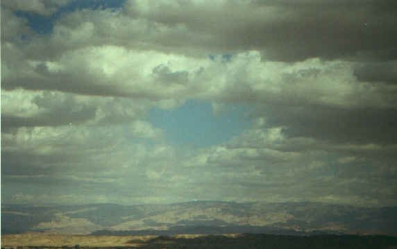 כשמעונן באמת עדין יש איזו פירצה לראות קצת שמש. יוסף שפירא, ספיר