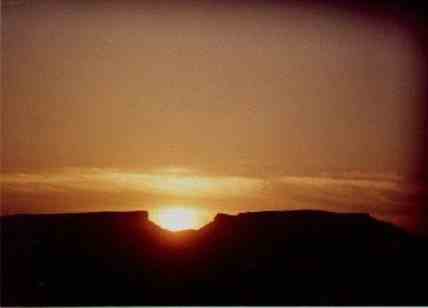 שקיעה - יעלית רז, עין יהב. שקיעה על ההר, דרומית לפארן - "עמדנו וחיכינו חמש דקות, שהשמש תכנס לשקע שבהר"