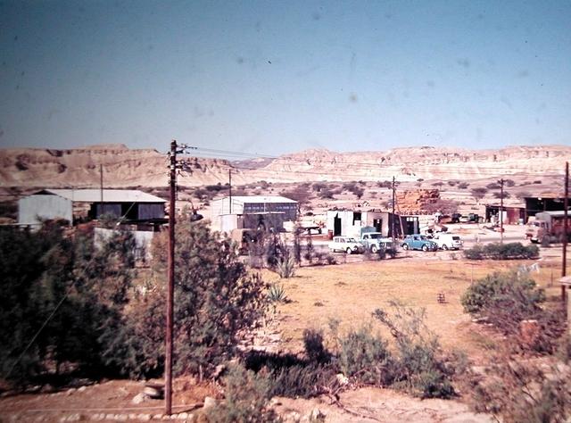 היאחזות עין-יהב בשנות ה-60.בתמונה חלק מכלי הרכב של המושבוץ: משאית ליילנד, פולסואגן של הבא כח, חיפושית של חגי בנימיני מנהלל, טנדר