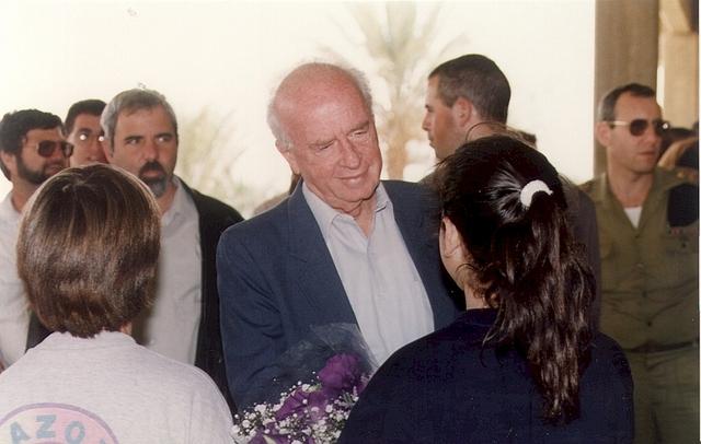 יצחק רבין - ראש הממשלה בביקורו בביה"ס "שיטים" לוחץ את ידה של שרון בלוך.
11.3.1993