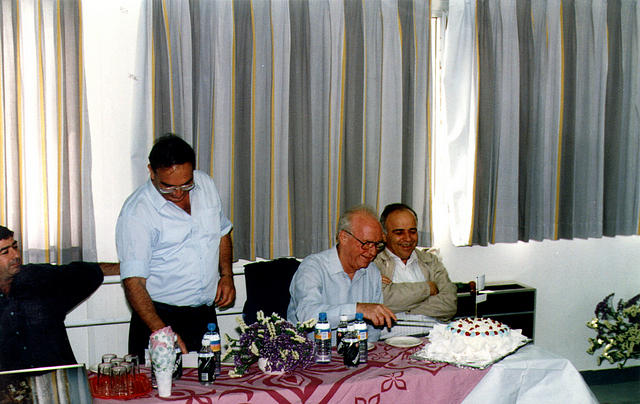 יצחק רבין - ראש הממשלה מתארח במועצה האזורית הערבה התיכונה. מימינו: יעקב צור שר החקלאות ושי בן-אליהו - ראש המועצה.11.3.1993