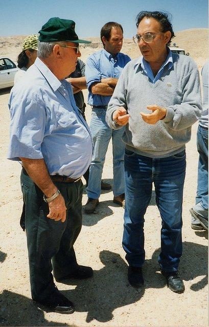 
שי בן-אליהו ורפול- שר החקלאות - 1966
מאחור: עזרא רבינס - מנהל מו"פ ערבה.