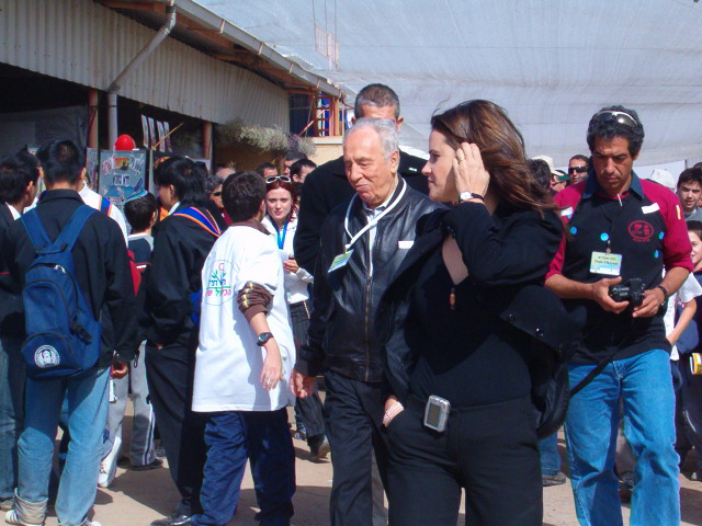 שמעון פרס בביקורו ביום הפתוח במו"פ 9.2.06