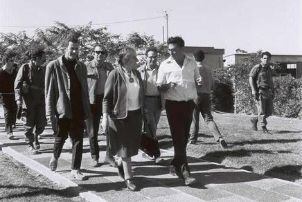 גולדה מאיר - ראש הממשלה בביקורה בעין-יהב מלווה ע"י שי בן-אליהו 20.1.1971צלם: משה מילנר