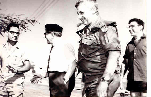 ביקורו של זאב שרף - שר השיכון, אריק שרון - אלוף פיקוד הדרום בעין-יהב מלווים ע"י שי בן-אליהו ואשר לביא. יוני - 1970