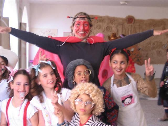 המורה החיפושית ותלמידים