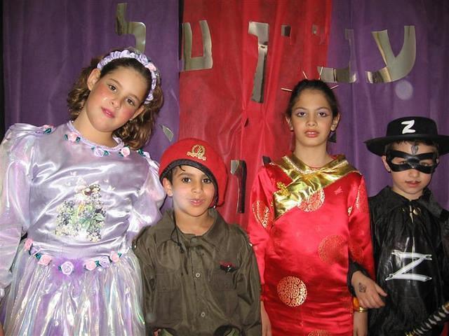 זורו, יפנית, צנחן ומלכה נפגשו ברחוב...