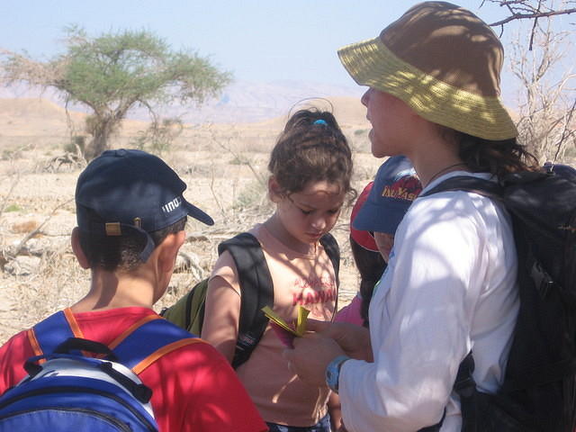 טיול ג', חאפלה, צועדים בשביל בית ספר 029