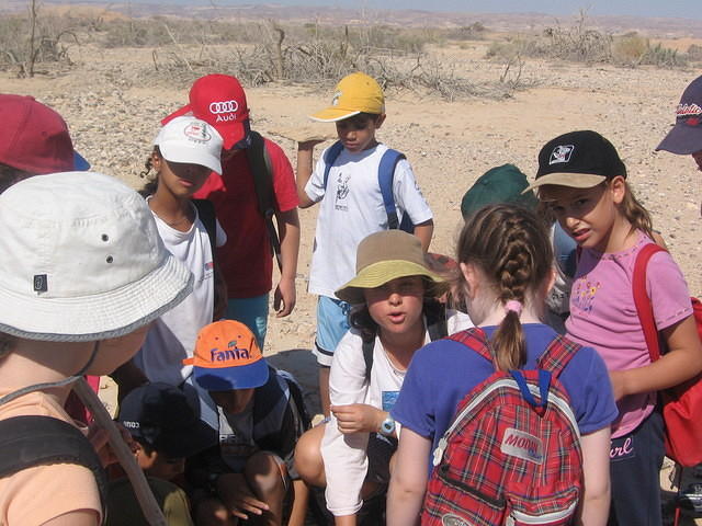 טיול ג', חאפלה, צועדים בשביל בית ספר 034