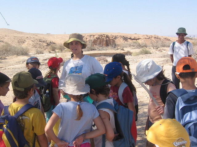 טיול ג', חאפלה, צועדים בשביל בית ספר 035