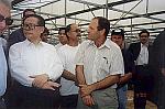 ז'יאנג זמין - נשיא סין - ביקור במו"פ ערבה צפונית מלווה ע"י מנהל המו"פ עזרא רבינס 14.4.2000משמאל: עזר ויצמן - נשיא