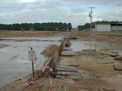 מעבר חצבה זרימה מנחל אל בורידא 26.2.2010.JPG