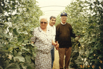 דויד וגבריאלה בשדה המילונים של משפ' דורי.jpg