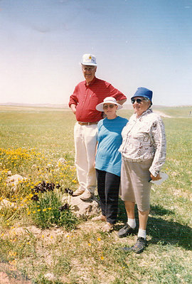 גבריאלה , אורה נבון, דויד בטיול במצפה רמון - 1996.jpg (135.71 KiB) נצפה 3514 פעמים גבריאלה , אורה נבון, דויד בטיול במצפה רמון - 1996.jpg