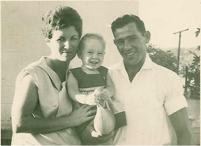 פסח ולאה הומינר עם הבת הבכורה נגה.jpg (23.33 KiB) נצפה 7302 פעמים פסח ולאה הומינר עם הבת הבכורה נגה.jpg