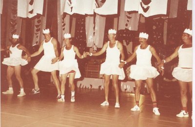 פורים שנות ה-80 מופע אגם הברבורים 001.jpg (86.42 KiB) נצפה 66972 פעמים פורים שנות ה-80 מופע אגם הברבורים 001.jpg